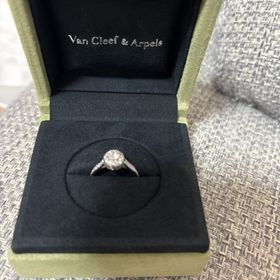 【ヴァン クリーフ＆アーペル(Van Cleef & Arpels)の口コミ】 0.3ct.ですが、周りにもダイヤがあるため大きく見えます。小さなダイヤの…