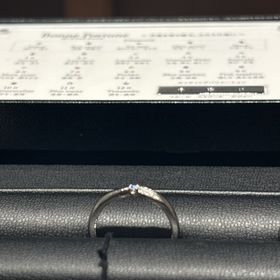 【エクセルコダイヤモンド(EXELCO DIAMOND)の口コミ】 真ん中のダイヤが爪留めなので横から見ると綺麗で可愛い。エタニティに憧…