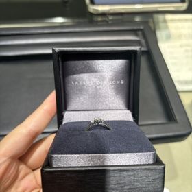 【ラザール ダイヤモンド(LAZARE DIAMOND)の口コミ】 ダイヤを留めるサイドの爪がとても細くなっている分、ダイヤモンドが側面…