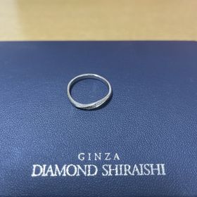 【銀座ダイヤモンドシライシの口コミ】 斜めのダイヤのデザインが指を
綺麗に魅せてくれる気がしました。
指が細…