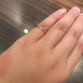 【AMATSU(アマツ)の口コミ】 プラチナとイエローゴールドの混合の指輪で綺麗です。プラチナの部分は滑…