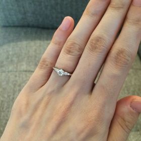 【エクセルコダイヤモンド(EXELCO DIAMOND)の口コミ】 メレタイプで、6つ爪のもので探していた。選んだ指輪は可愛さと大人っぽさ…