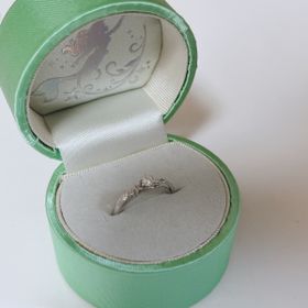 【Disney The Little Mermaid（ディズニー リトル・マーメイド）の口コミ】 華奢なデザインで普段使いしやすいと思います。アリエルにまつわるモチー…