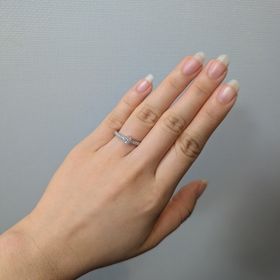 【ラザール ダイヤモンド(LAZARE DIAMOND)の口コミ】 王道かつ華やかなものを探していました。
中心のダイヤモンドに向けての絞…