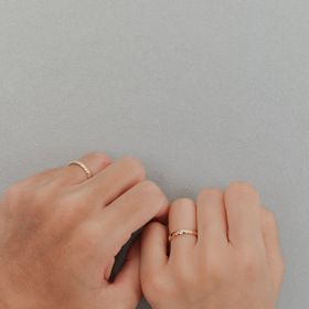 【ケイウノ ブライダル(K.UNO BRIDAL)の口コミ】 デザインもシンプルでダイヤの色も選ぶことができました。丁度いい太さで…