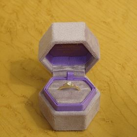 【ケイウノ ブライダル(K.UNO BRIDAL)の口コミ】 メインのダイヤモンドの輝きを引き立てる装飾と、いい意味でいかにもディ…