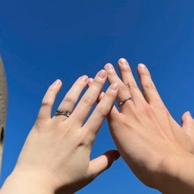 【COLANY(コラニー)】の口コミ 指輪のデザインはシンプルではありますが、ウェーブがかかっています。光の...