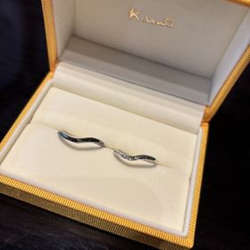 【ケイウノ ブライダル(K.UNO BRIDAL)の口コミ】 ウェーブとさり気ないダイヤのデザインが気に入っています。
セミオーダー…