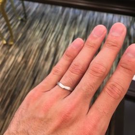 【JEWELRY  KAMATA(ジュエリーかまた)の口コミ】 シンプルなV字のリングにマット加工がしてあり、高級感が感じられます。
…