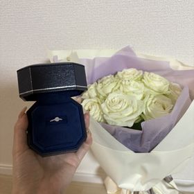 【ROYAL ASSCHER(ロイヤル・アッシャー)】の口コミ 大きめのダイヤを小粒のダイヤが囲っているデザインを好んでおり、なかなか...