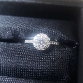 【ラザール ダイヤモンド(LAZARE DIAMOND)の口コミ】 華奢なアームが｢指が細くても華やかなデザインを付けたい｣を叶えてくれま…