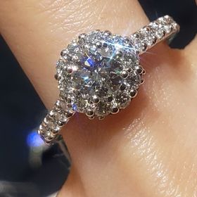 【グラフ(GRAFF)】の口コミ 沢山のダイヤモンドが石爪からはみ出る、大変ゴージャスなデザインに一目惚...