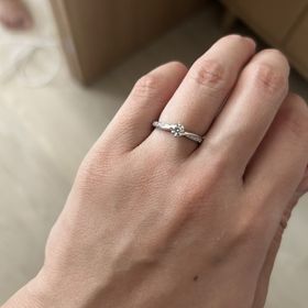 【銀座ダイヤモンドシライシの口コミ】 シンプルなデザインが中央のダイヤモンドの輝きを引き立ててくれます。ダ…