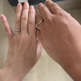 【銀座ダイヤモンドシライシの口コミ】 V字デザインの中央のダイヤが細かく煌めく指輪と夫はウェーブ状のおしゃれ…