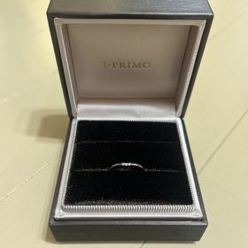 【アイプリモ(I-PRIMO)の口コミ】 V字の形に控えめなダイヤモンド3粒付いたデザインが、婚約指輪と重ね付け…