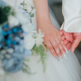 【PORTADA(ポルターダ)の口コミ】 細めv字のリングで、デザインは中央にダイヤがついています。手の甲側は半…