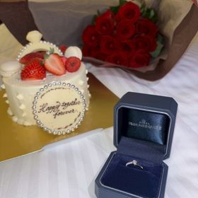 【銀座ダイヤモンドシライシの口コミ】 リング自体が細身でありながら、小さなメレダイヤが散りばめられているデ…