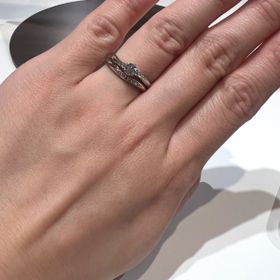 【ラザール ダイヤモンド(LAZARE DIAMOND)の口コミ】 指輪のデザインな豊富でいくつか試着させていただいた中で、ウェーブのデ…