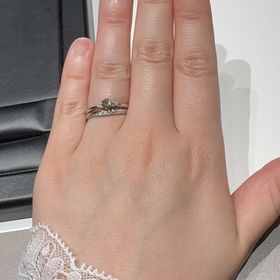 【ラザール ダイヤモンド(LAZARE DIAMOND)の口コミ】 ダイヤがとても輝き、ストレートのリングなのに滑らかなウェーブをダイヤ…