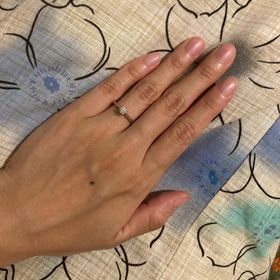 【ケイウノ ブライダル(K.UNO BRIDAL)の口コミ】 横から見るとピンクゴールドの薔薇のモチーフがチラッと見えて、さりげな…