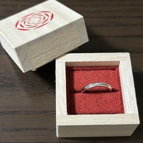 【出雲結(いずもゆい)の口コミ】 シンプルながら、斜めにダイヤが入っているデザインがお気に入りです。
細…