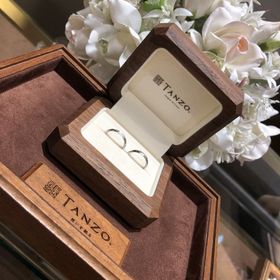 【TANZO.(鍛造指輪)の口コミ】 プラチナや金の塊を熱して叩く事を繰り返して”ス”と呼ばれる…