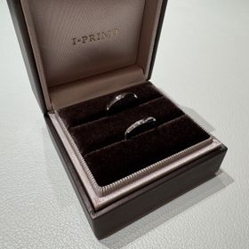 【アイプリモ(I-PRIMO)の口コミ】 もともと婚約指輪とのセットデザインに惹かれて指輪を見に行きました。実…