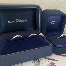 【銀座ダイヤモンドシライシの口コミ】 日本人の指に合った、指輪も指もきれいに見えるウェーブ状のデザインです…