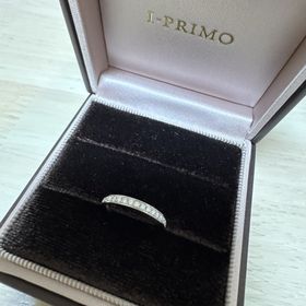 【アイプリモ(I-PRIMO)の口コミ】 細いけれど、メレダイヤの輝きのおかげで存在感がすごいです。付け心地も…