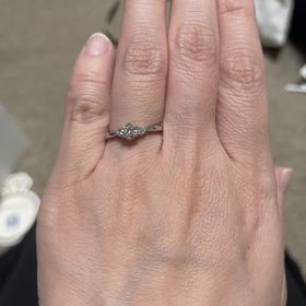 【アイプリモ(I-PRIMO)の口コミ】 メインのダイヤモンドの両脇にある小さなダイヤモンドが更に華やかにみせ…