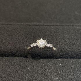 【GALA JEWELRY(ガラジュエリー)の口コミ】 メインのダイヤの隣に細かいダイヤを左右２つずつ付けてシンプルながら少…