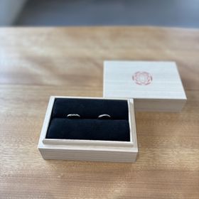 【出雲結(いずもゆい)の口コミ】 シンプルなデザインで飽きなく毎日つけていられます。
指輪の裏側の刻印、…