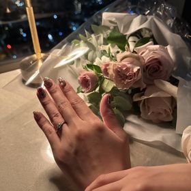 【アイプリモ(I-PRIMO)の口コミ】 指輪のデザインはウェーブがかかり、かつ主役のダイヤモンドの横に一つず…