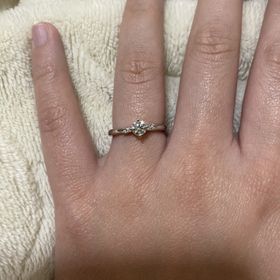 【アイプリモ(I-PRIMO)の口コミ】 憧れの婚約指輪。しっかりとしたダイヤと横に斜めに入った小粒ダイヤがと…