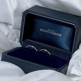 【銀座ダイヤモンドシライシの口コミ】 シンプルで、「結婚指輪をしている」以外の印象を与えないような結婚指輪…
