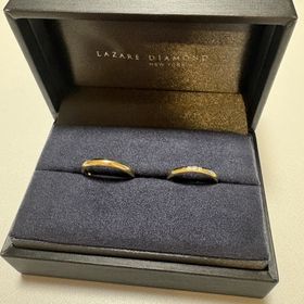【ラザール ダイヤモンド(LAZARE DIAMOND)の口コミ】 ゴールドが好きで結婚指輪もゴールドにしました。
ダイヤが3石ついていて…