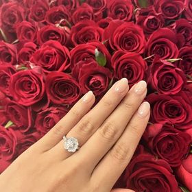 【宝寿堂(ほうじゅどう)の口コミ】 お花が大きく、つけているととても目立ちます。真ん中に大きなダイヤモン…