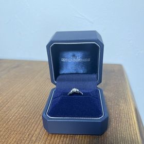 【銀座ダイヤモンドシライシの口コミ】 リングのデザインは相手の手の雰囲気に合うようにウェーブを選択、メイン…