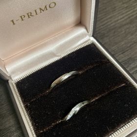 【アイプリモ(I-PRIMO)の口コミ】 この指輪の決め手は波打つようなデザインで二つで１つに重なり合うのがと…