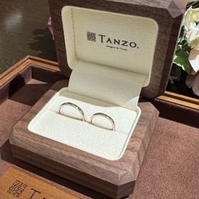 【TANZO.(鍛造指輪)の口コミ】 平甲丸のミルデザインにしました。
色はプラチナと悩みましたが、肌馴染み…
