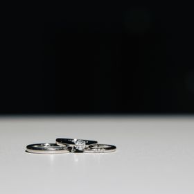 【ティファニー(Tiffany & Co.)の口コミ】 女性用の結婚指輪は三つ小さいダイヤが入ってて可愛らしいデザインでした…