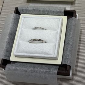 【LUCIE(ルシエ)】の口コミ 彼とペアのデザインですが、女性用のリングは細身のデザインで指が細長く見...