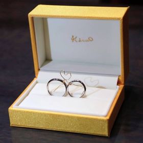 【ケイウノ ブライダル(K.UNO BRIDAL)の口コミ】 純糸が入っていること。指輪の裏側に、自分たちの好きな飛行機やチューリ…