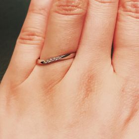 【Ponte Vecchio(ポンテヴェキオ)の口コミ】 シンプルなデザインを探していて、飽きがこないものを選びました。ダイヤ…