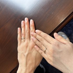 【TANZO.(鍛造指輪)の口コミ】 女性の方だけ鎚目加工をいれてキラキラひかって見えるようにして、それ以…