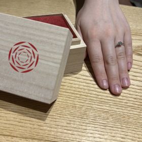 【出雲結(いずもゆい)の口コミ】 キラキラしていて綺麗。
指輪に意味があり、彼が選んでくれた過程を想像す…