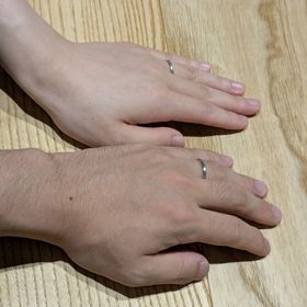 【出雲結(いずもゆい)の口コミ】 夫: シンプルで細身なので、つけ心地がいいです。
妻: ヘアライン加工のお…