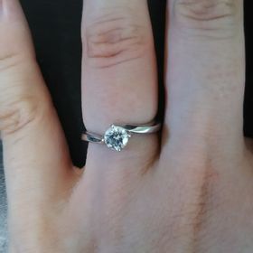 【アイプリモ(I-PRIMO)の口コミ】 プラチナでシンプルなデザインでソリテール(1粒)タイプのもの。また指が太…