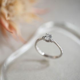 【Cayof(カヨフ)の口コミ】 ダイヤのサイズと、ダイヤ固定のツメの位置にこだわりました。ガーベラの…