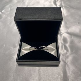 【エクセルコダイヤモンド(EXELCO DIAMOND)の口コミ】 2人ともねじれているデザインが良くてこちらを選びました。斜めにダイヤが…